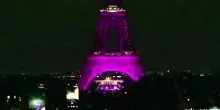 La Torre Eiffel si illumina di rosa contro il tumore al seno