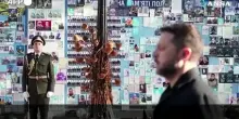 L&rsquo;omaggio di Zelensky ai caduti nella Giornata dei difensori