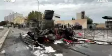 Blocco dei licei, i resti di un camion dei vigili del fuoco bruciato a Marsiglia