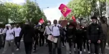 Francia, studenti sfilano a Saint-Denis tra bandiere, cori e fumogeni