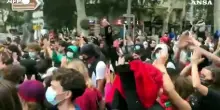 Centinaia di manifestanti a Marsiglia: tensioni con le forze dell&rsquo;ordine