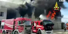 Incendio in un'azienda vicentina, fiamme e colonna di fumo nero