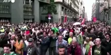 Madrid, corteo verso il parlamento mentre l&rsquo;assemblea esamina i decreti casa