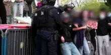 Proteste degli studenti a Rennes, la polizia usa un idrante per disperderli