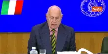 Nordio a Giorgetti: Hai aereo, vuoi parlare tu? Lui: No, finisci. Siparietto in conferenza stampa