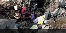 Palestinesi scavano tra le macerie nel nord di Gaza dopo un attacco israeliano
