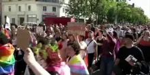 In migliaia sfilano a Parigi alla parata del Pride