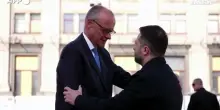 Merz e Zelensky rendono omaggio ai caduti a piazza Maidan