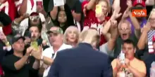 Trump balla la Trump Dance sulle note di Ymca al termine di un comizio in Ohio