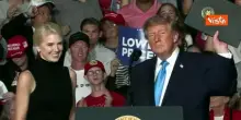Trump firma ordine esecutivo sul palco in Nebraska: Fatto ci&ograve; che Biden non riusciva a fare
