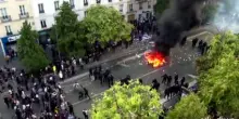 Francia, violenti scontri a Parigi fra polizia e manifestanti