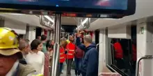 Il sindaco Matteo Lepore "viaggia" sul nuovo tram di Bologna
