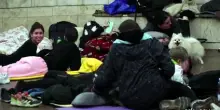 Kiev, notti nel metr&ograve; per sfuggire ai raid: "Tutta la citt&agrave; ha paura"