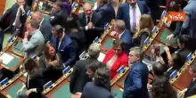 Valentina Barzotti (M5s) alla Camera con la figlia neonata in braccio per voto su legge elettorale