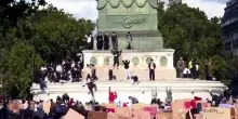 Francia, studenti "occupano" Colonna di luglio a Place de la Bastille