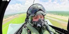 La regina della Thailandia alla guida di un caccia