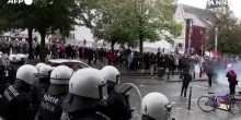 Fumogeni e idranti, scontri tra studenti e polizia a Bruxelles