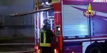 Rogo nella notte nel deposito At a Firenze, l'intervento dei Vigili del fuoco