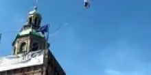 Il video della camminata sospesa tra i palazzi di Bologna