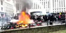 Bruxelles a ferro e fuoco, guerriglia urbana alla stazione centrale
