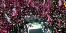 Brasile, Lula in piazza dopo la sconfitta al primo turno delle elezioni