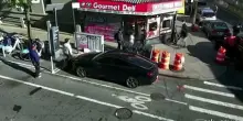Ice spara a uomo in macchina con bambino di 5 anni, il video della polizia