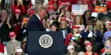 Mike Tyson raggiunge Trump sul palco a New York: Il mio Presidente