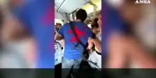 Arrestato il leader del "partito delle blatte", la polizia a bordo dell'aereo