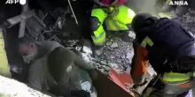 Raid russo distrugge un edificio a Zaporizhzhia: almeno 17 vittime