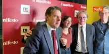 Conte scherza durante foto del campo largo: Mi buttano fuori. Fratoianni: Vieni, per&ograve; non davanti