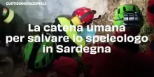 La catena umana per salvare lo speleologo in Sardegna