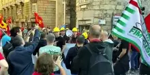 Ex Ilva, a Genova operai montano tende davanti alla prefettura