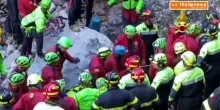 Estratto speleologo bloccato in una grotta in Sardegna, le immagini