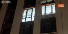 Esercito russo colpisce palazzo a Kiev con un drone, le immagini dopo l'esplosione
