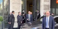 Romeo (Lega) si mette tra i cronisti fuori al Senato, Meloni: Ma che sei passato con la concorrenza?