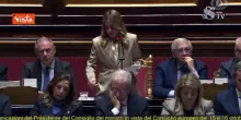 Meloni: "Non rimpiango muro di Berlino o i carri armati russi". Standing ovation della maggioranza