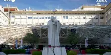 All&rsquo;esterno dell&rsquo;Ospedale Gemelli dove Papa Leone XIV &egrave; stato operato