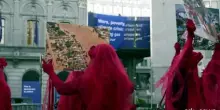 Maxi striscione Greenpeace a Bruxelles: Bruciare Gas rovina l'Europa