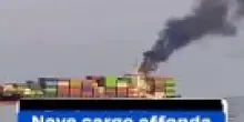 Nave cargo affonda a Hormuz: telefonini e profumi galleggiano tra i resti