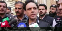 Crolla il tetto di una scuola in Pakistan, decine di morti e feriti