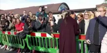 Bagno di folla e applausi per Harry e Meghan a Nottingham