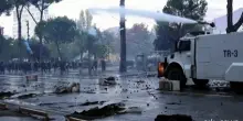 In Albania terza notte con scontri tra polizia e manifestanti