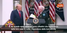 Trump riceve elmetto dei Vigili del Fuoco e scherza: Mi sarebbe servito a Butler