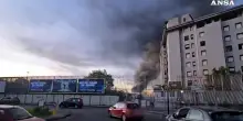Grosso incendio in capannone industriale a Napoli, vigili del fuoco al lavoro