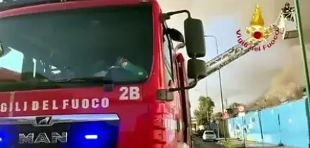 Vasto incendio in un deposito a Napoli, colonna di fumo sulla citt&agrave;