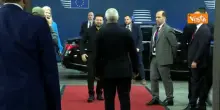 Zelensky arriva al Consiglio Ue di Bruxelles. Accolto da Costa con un abbraccio