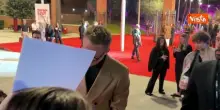 Paul Bettany firma autografi sul red carpet del Festival del Cinema di Roma