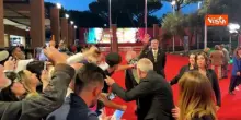 Pietro Sermonti scatta selfie con i fan sul red carpet del Festival del Cinema di Roma