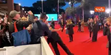Corrado Guzzanti scatta selfie con i fan sul red carpet del Festival del Cinema di Roma