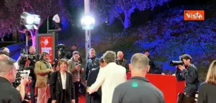 Jovanotti abbraccia e si inchina a Gianni Morandi sul red carpet della Festa del Cinema di Roma